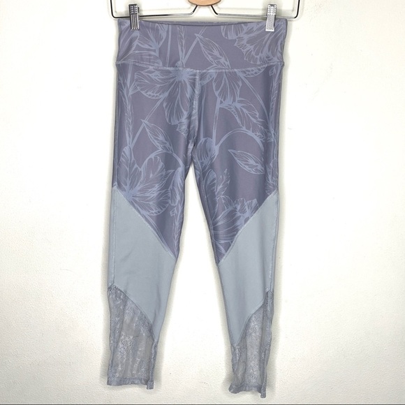 Fabletics Mid-Rise Mesh Powerhold Capri Bloomfield - Picture 3 of 10